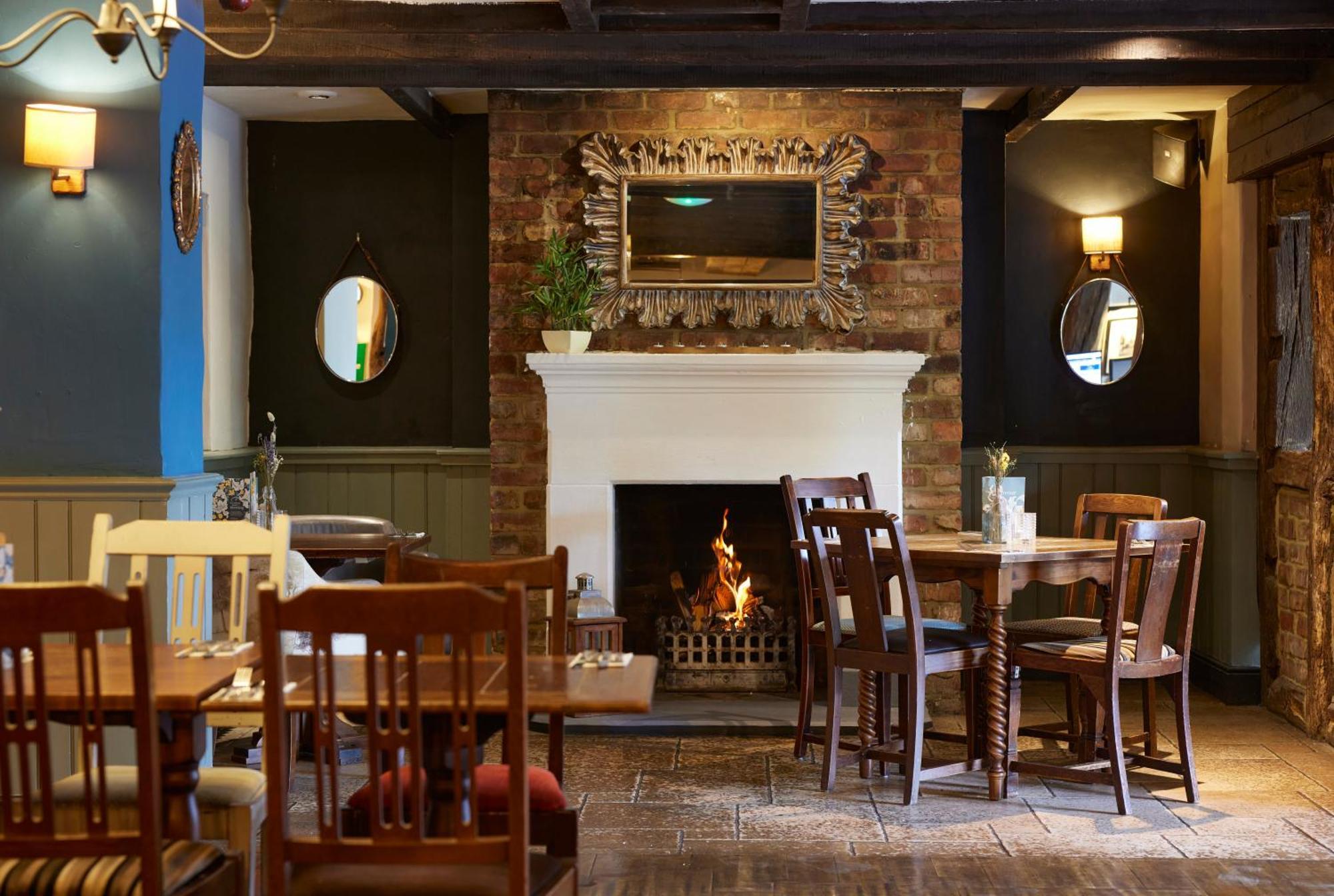Отель Crossroads By Chef & Brewer Collection Weedon Bec Экстерьер фото
